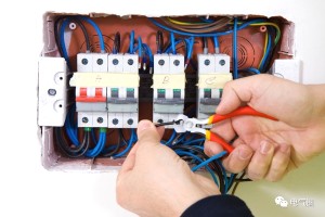 【分享】电工在带电作业时，该如何断电接线？